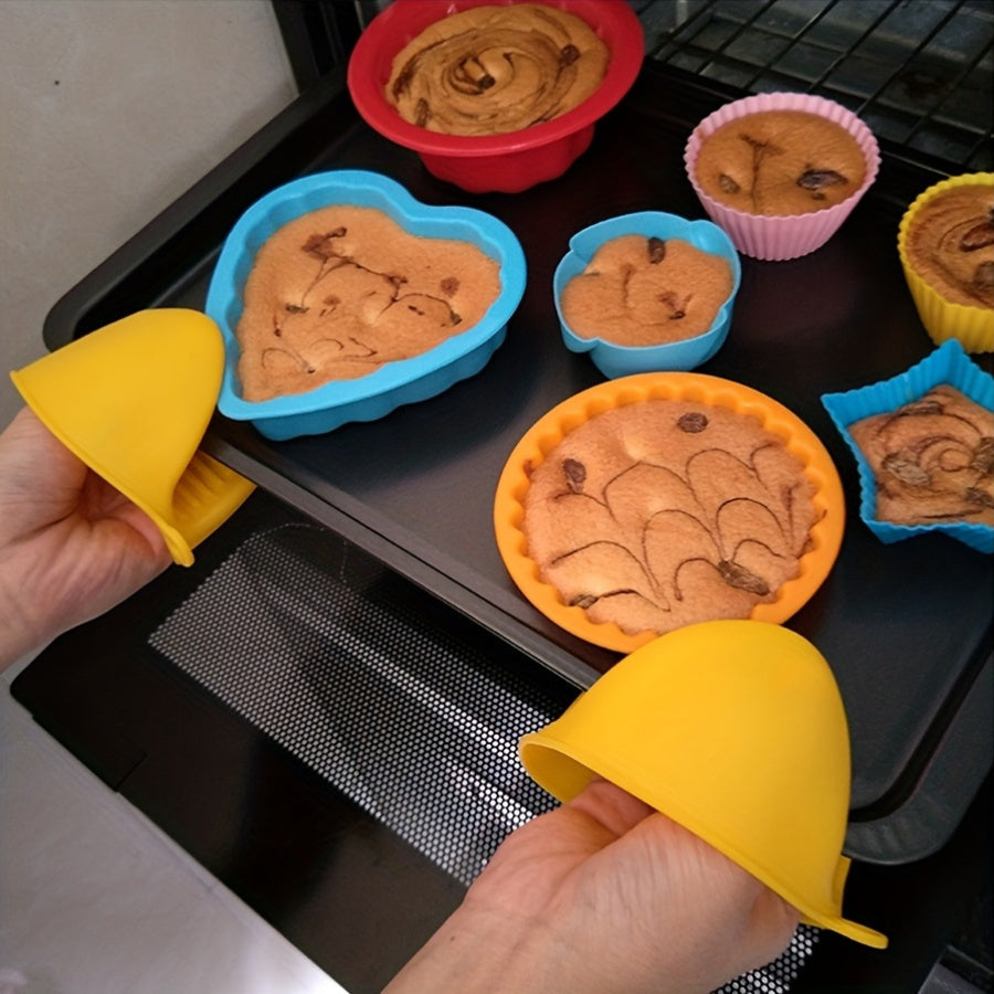 Get your hands on a convenient 3-piece kitchen gadget set that includes a silicone pot strainer, silicone oven mitts, and an adjustable silicone clip strainer. These tools are ideal for pots, frying pans, and bowls. The silicone oven mitts are a