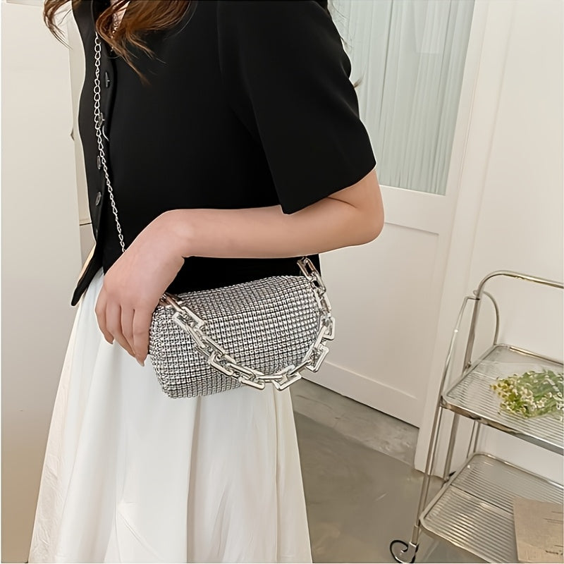 Stylish evening bag with chain straps, solid golden messenger bag with zip closure, polyester lining in silvery gray - a fashionable accessory for ladies.