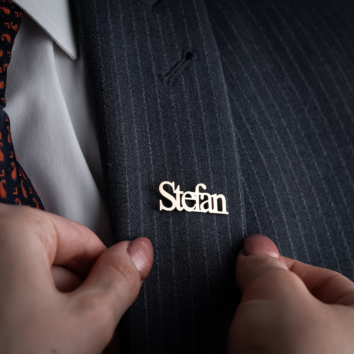 Name Brooch made of stainless steel with a personalized touch - Modern and understated design perfect for men's suits, featuring custom engraving in English letters.