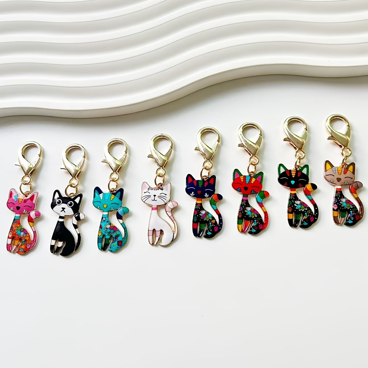 A collection of traditional cat-shaped keychains, 8 stylish zinc alloy keychains, whimsical cartoon animal pendants, perfect for embellishing handbags, car keys, and backpacks. Great for everyday use or as unique party favors for school events.