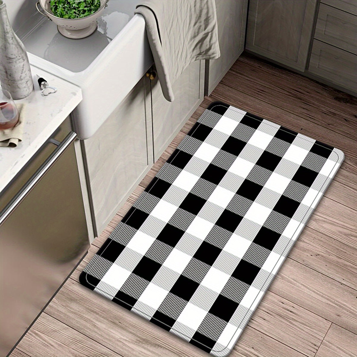 Square gradient black and white rugs, featuring a modern print design. These rugs are ideal for use as door mats, anti-slip mats, kitchen rugs, and can be placed in entrances, kitchens, and bathrooms. Available in 5 different sizes: 40x60cm, 50x80cm