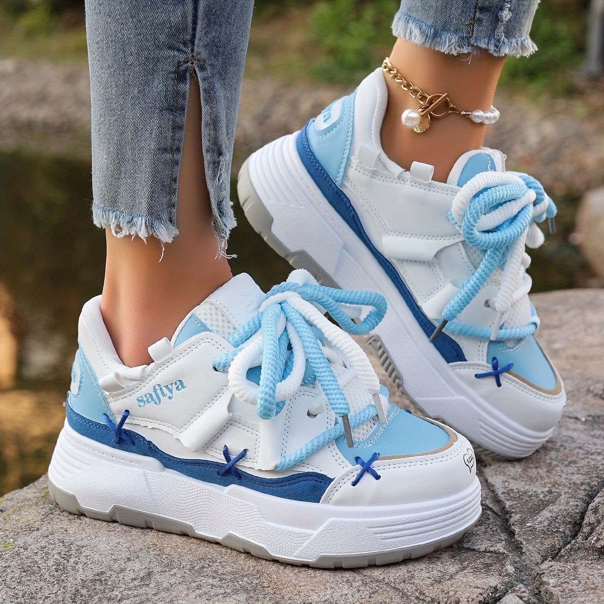 Lace-up women's fashion sneakers with breathable fabric and rubber sole, suitable for all seasons