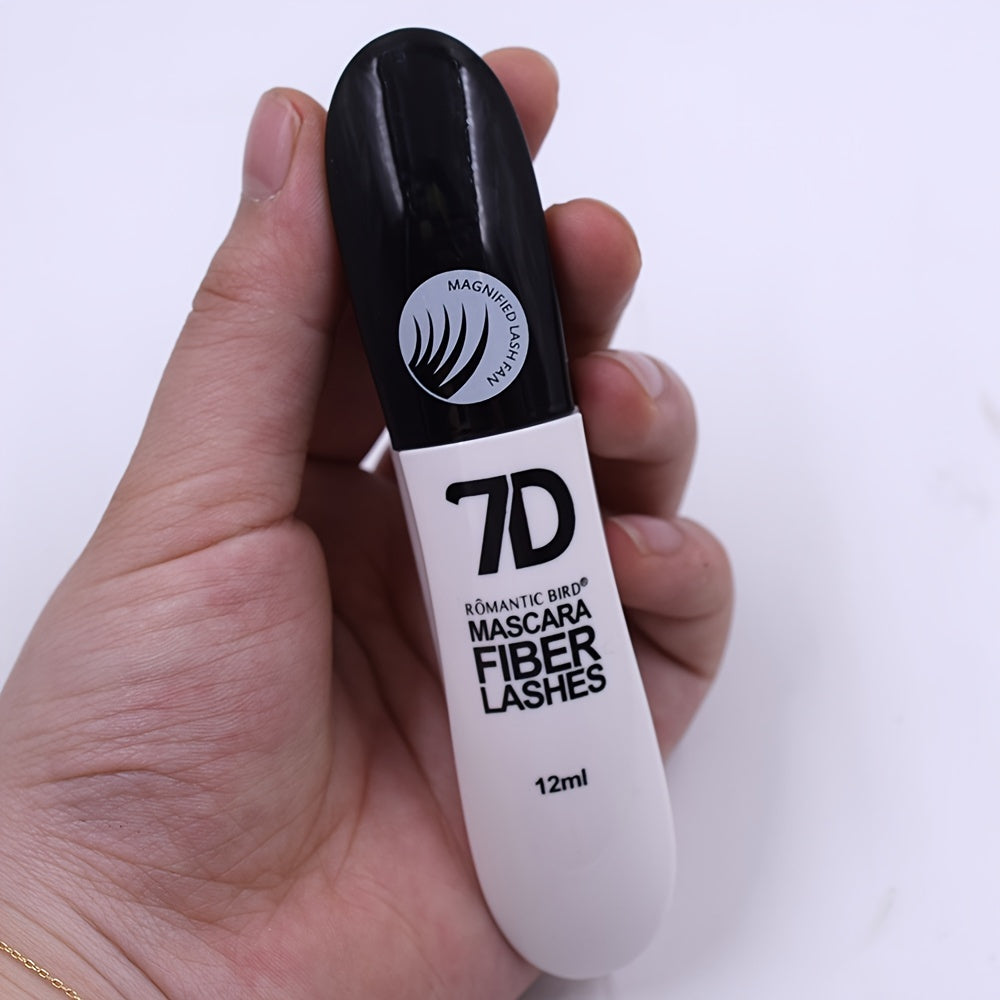 7D Fiber Lash Mascara в черно-белом дизайне тюбика является водостойкой, придающей объем, удлиняющей, стойкой к поту, обеспечивающей длительный завиток и защищенной от размазывания, подходит для всех типов кожи.