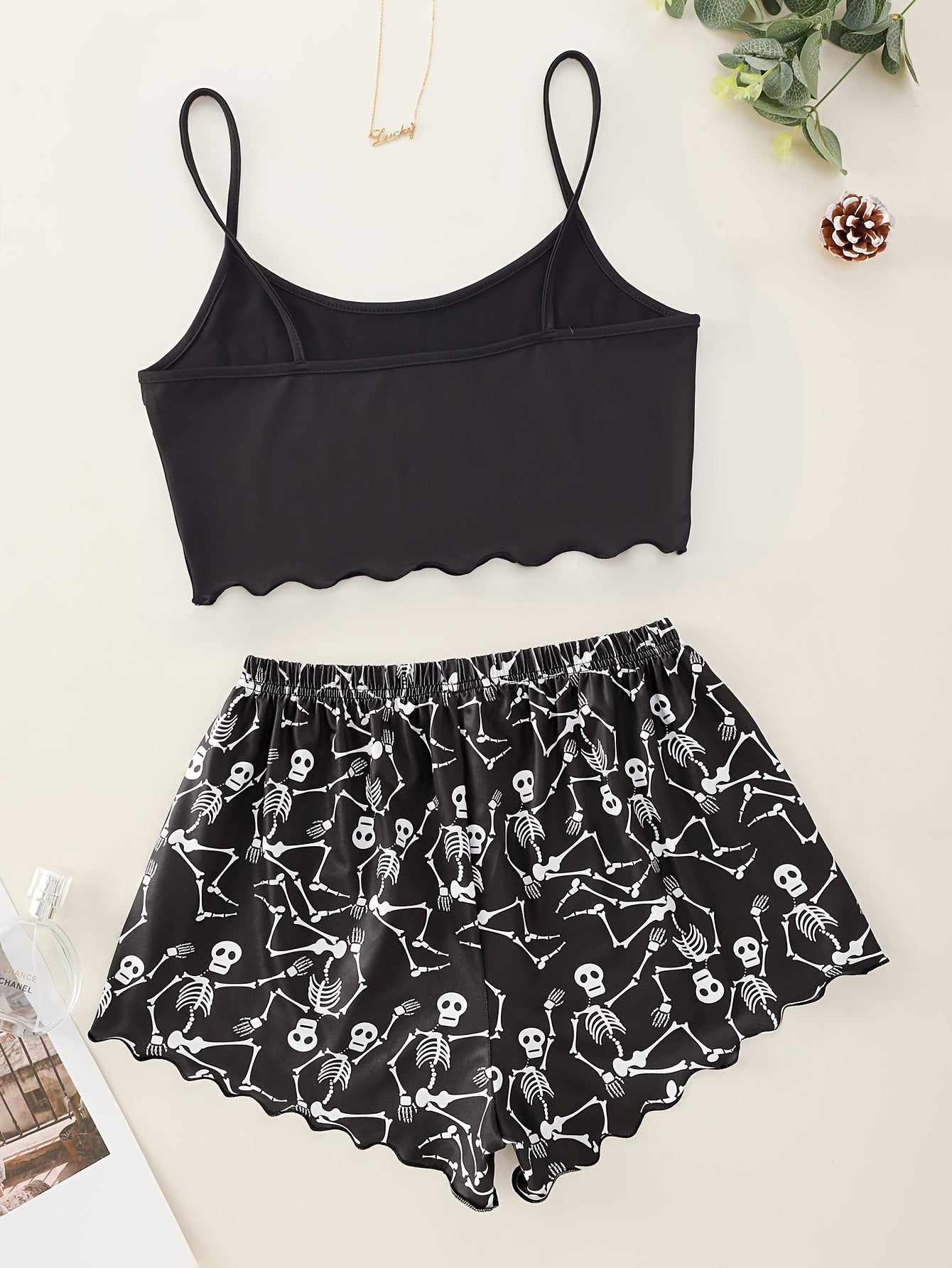 Skull palm print garter top va mos keluvchi skull print shortlar bilan pijama to'plami.