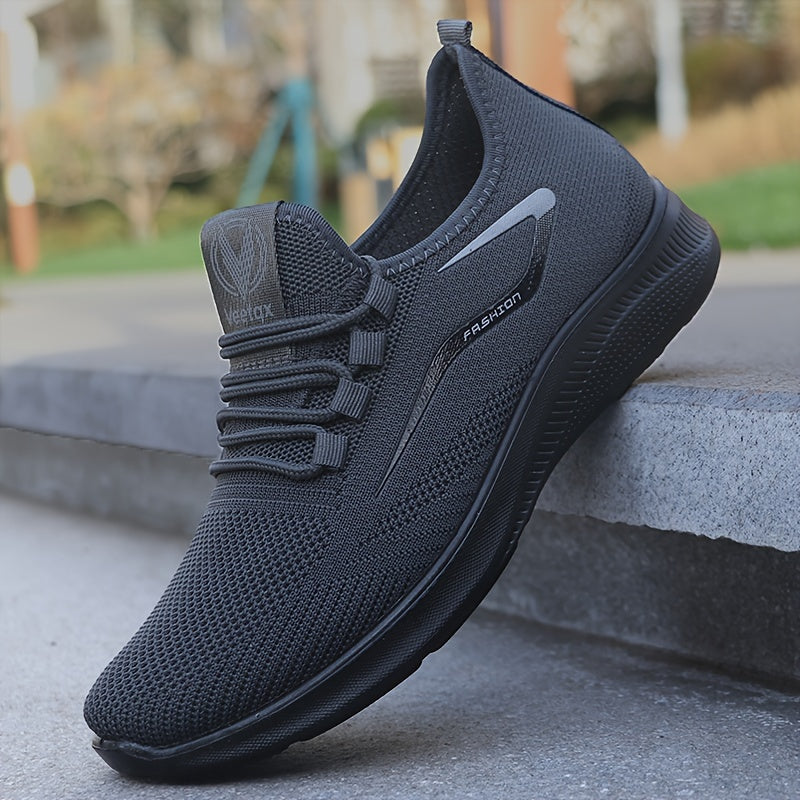 Lightweight, breathable men's slip-on sneakers for outdoor training and running, designed for non-slip performance.