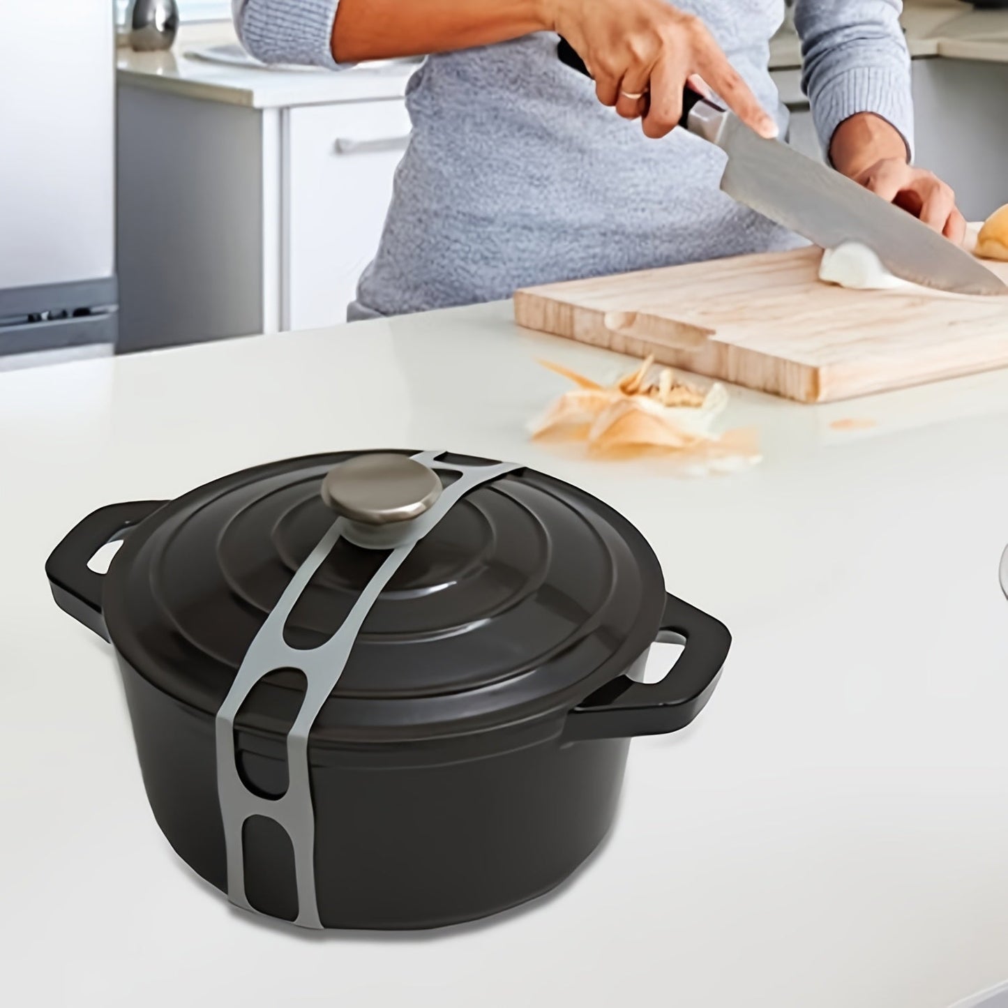 Flexible Silicone Strap - a Versatile Tool for Securing Boxes, Fixing Home Essentials, and Keeping Lids in Place on Pots and Bowls. This Reusable Strap is Compatible with Various Cookware Including Slow Cookers, Casseroles, and Frying Pans.