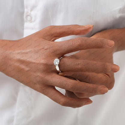 This stylish retro ladies' ring is crafted from a pair of 925 silver and features an 18K gold plated finish. Adorned with a beautiful morganite gemstone, this ring exudes simplicity and elegance. Perfect for daily wear or as a thoughtful gift for