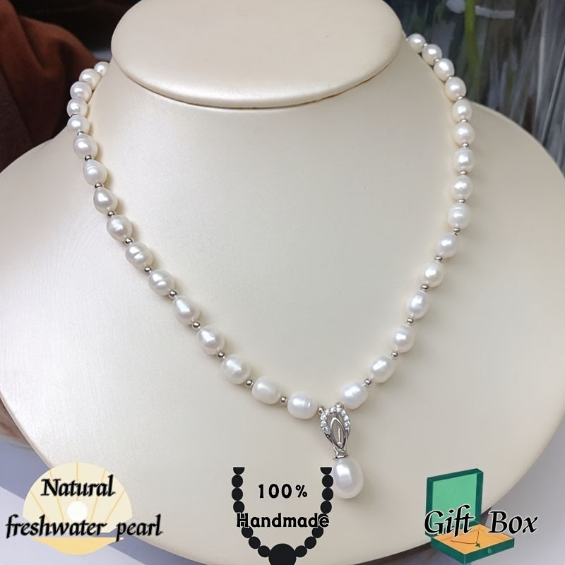 An elegant freshwater pearl necklace featuring a luxurious and simple chic design. This non-plated piece is versatile for all seasons, perfect for daily wear and vacation. Includes a Valentine's Day gift box.