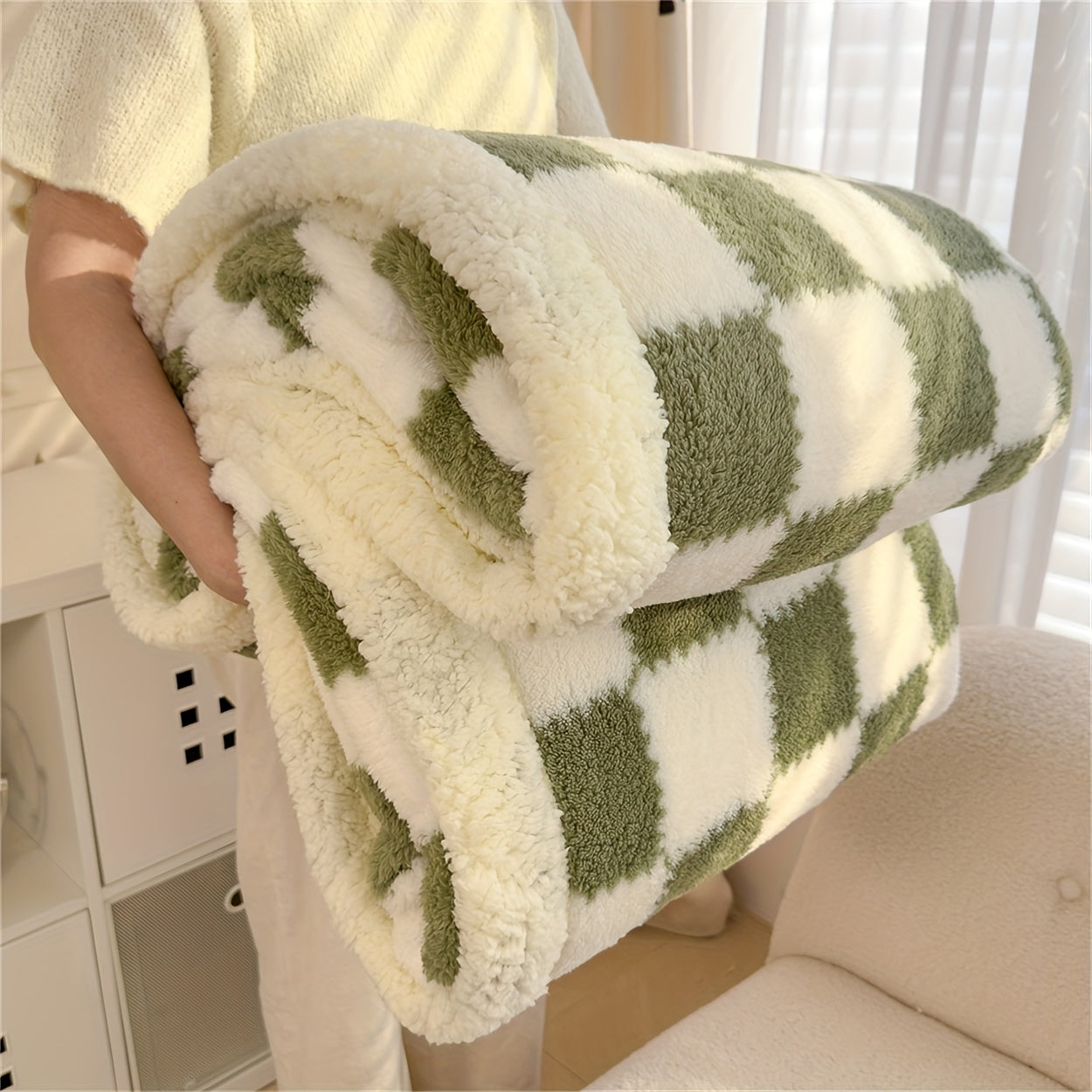 Luxurious Black and White Checkered Plush Blanket, Cozy and Warm, All-Season Throw for Bed or Sofa, Machine Washable, Soft Polyester Fabric.