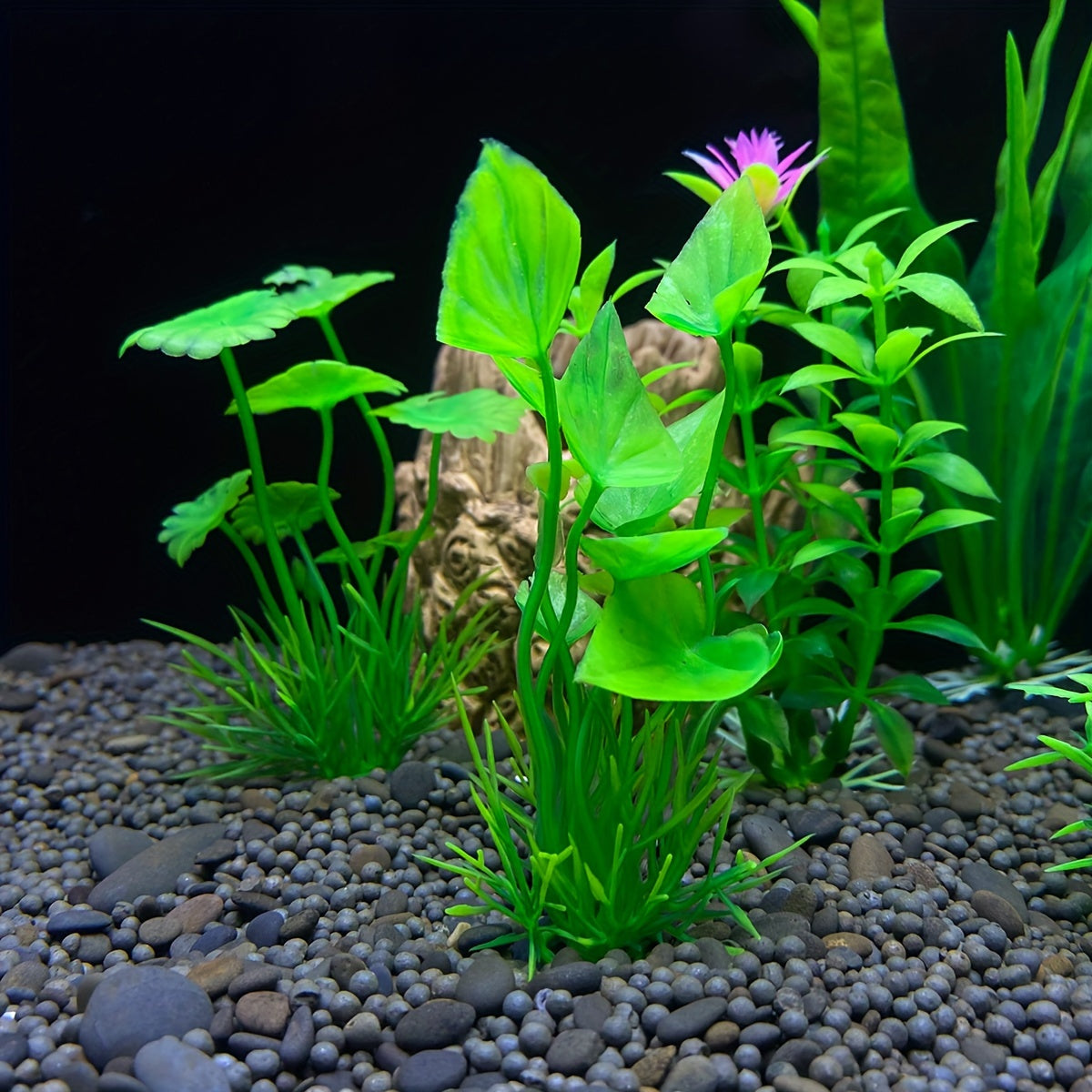 10pcs green plastic plants for fish tank decoration.