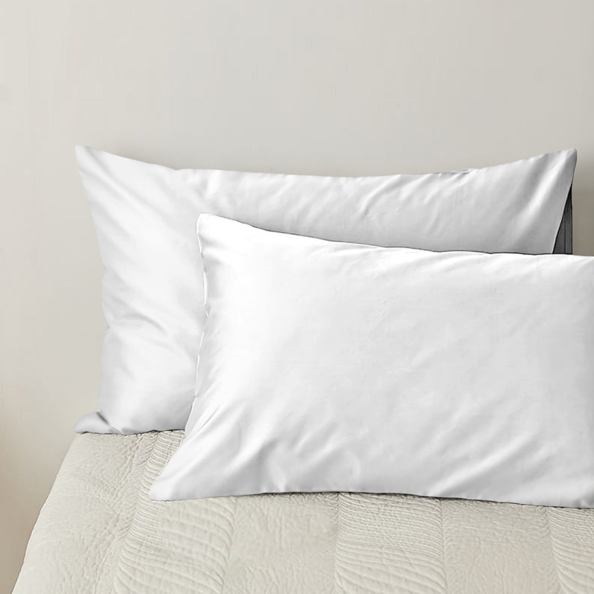 One or two pieces of white pillowcases without pillow core, made of soft and breathable fabric. These pillowcases are soft, comfortable, and suitable for use in bedrooms, guest rooms, lounges, hotels, B&Bs, and school dormitories.