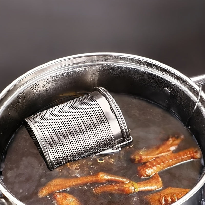 This spice infuser is made of durable stainless steel and features a buckled lid and extended chain for easy use. The fine mesh seasoning strainer is perfect for soups, teas, and herbs, making it ideal for both home cooking and restaurant use.