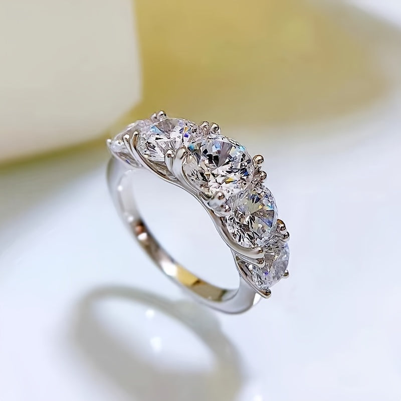 Zarif va hashamatli, ushbu 925 Silver Ring ajoyib 2.5/5ct Moissanite toshiga ega. Bu kundalik kiyim uchun mukammal zargarlik bezakdir va ayollar uchun ajoyib sovg'a bo'ladi.