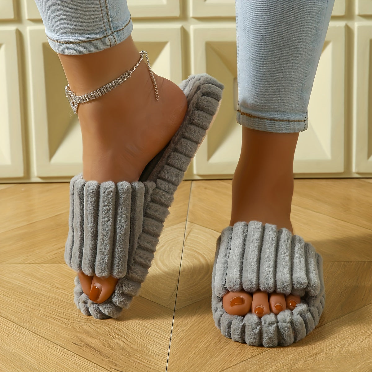 Soft-soled indoor slippers with stripes and open toes for spring and summer.