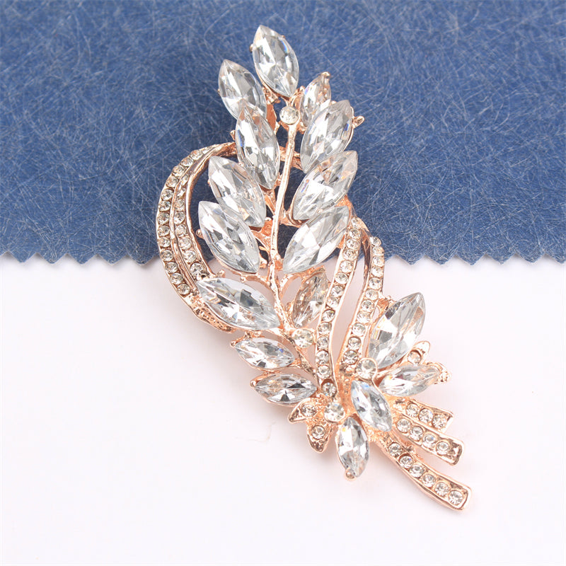 Elegant and luxurious rhinestone flower brooch, featuring an irregular faux floral design. This versatile accessory can be worn on clothing, bags, hats, and as women's fashion jewelry.