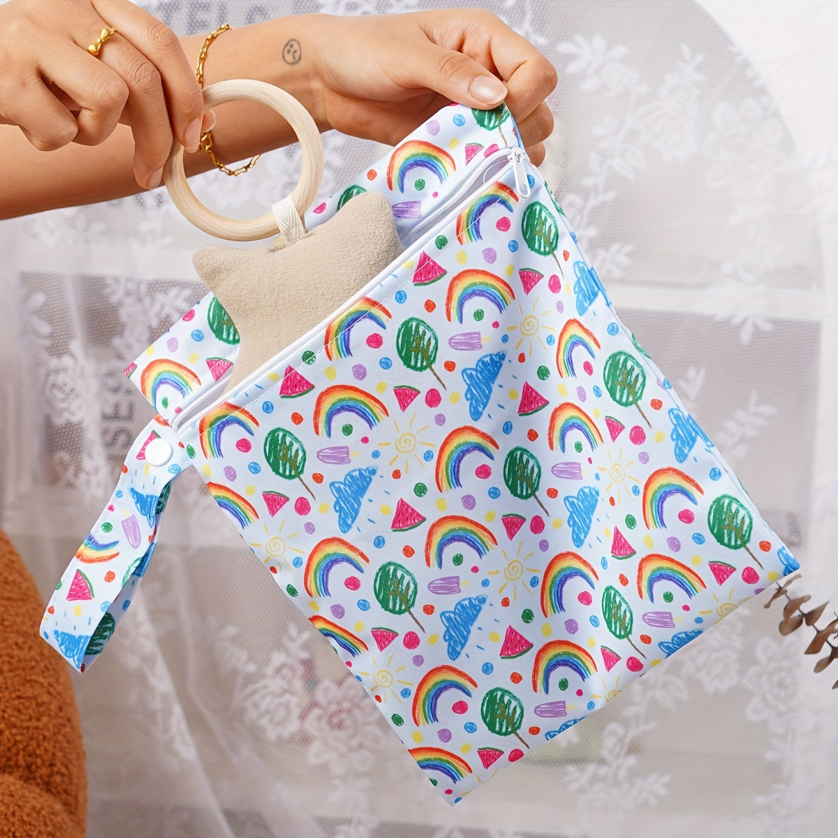 1 piece of reusable wet dry bag made of polyester fiber. This waterproof pouch comes with a zipper and handle, perfect for storing swimwear, cloth diapers, and gym clothes. Suitable for individuals aged 14 and above, this travel and beach essential is a