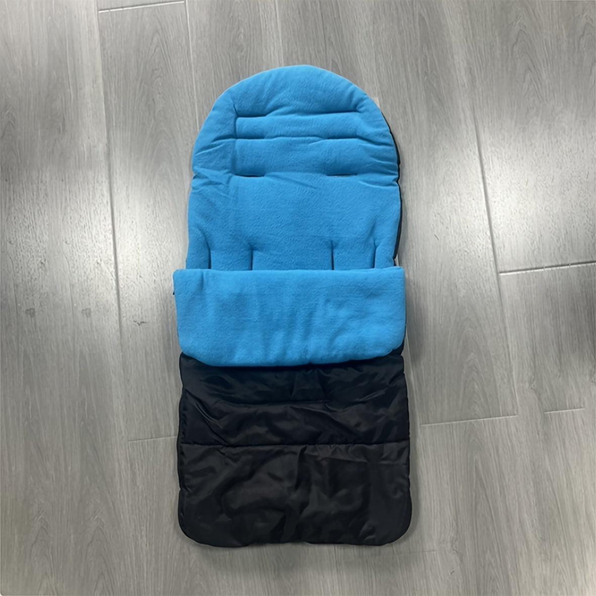 Foot cover for babies to keep them warm and protected from the wind in autumn and winter, also suitable for use on baby umbrella strollers. Features a thick, cushioned design that is universal and perfect for children. Makes a great gift for Christmas