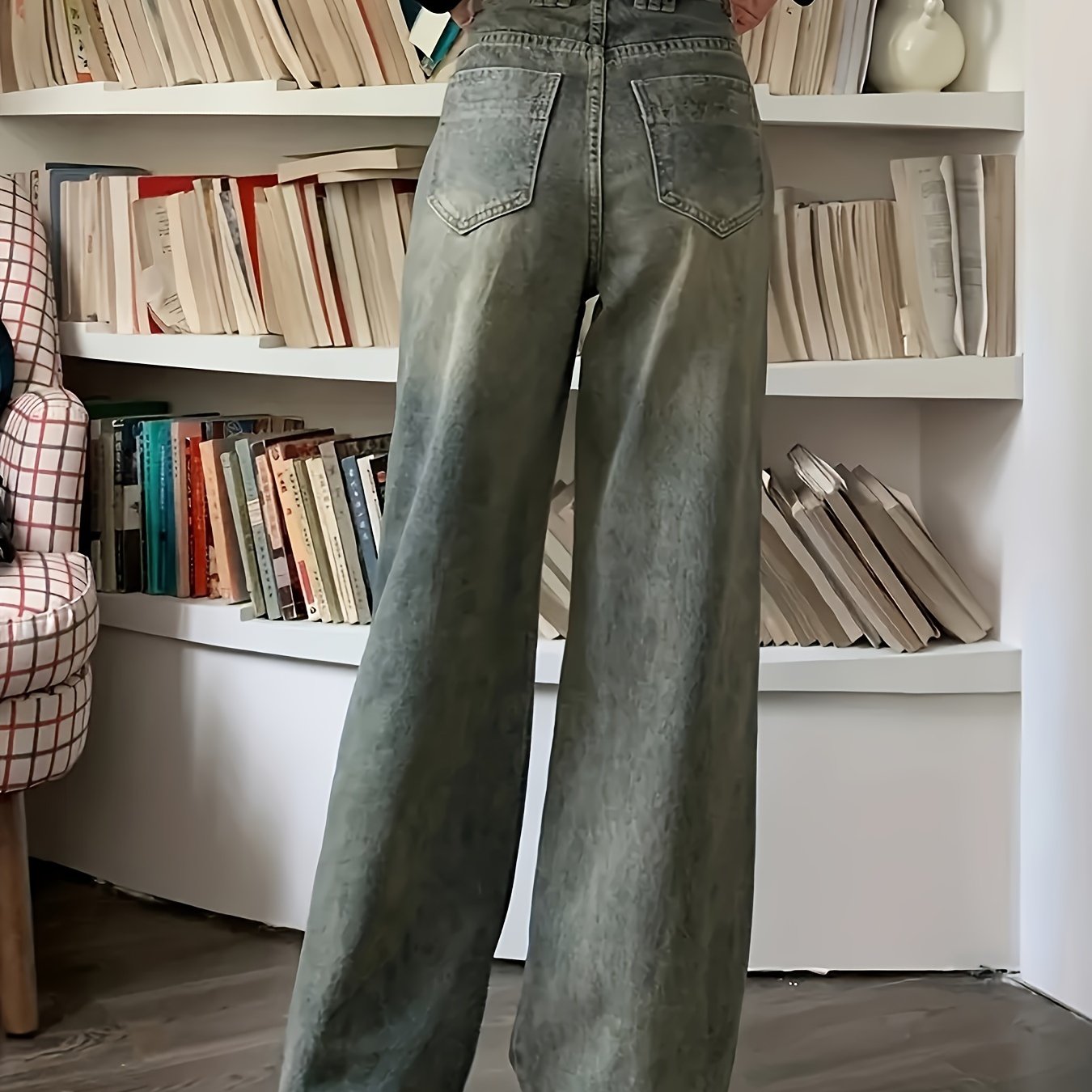 Loose straight leg jeans with multiple pockets, versatile denim pants for women. Vintage style.