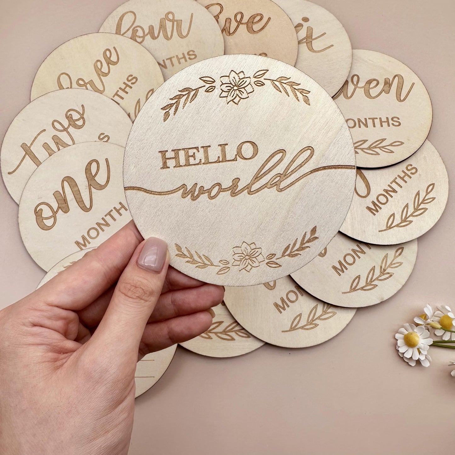 Celebrate your child's journey with this set of 14 wooden milestones! Perfect for capturing each month of their first year, these milestones can also be used for birthday announcements, baptism gifts, room decorations, photography props, shooting props