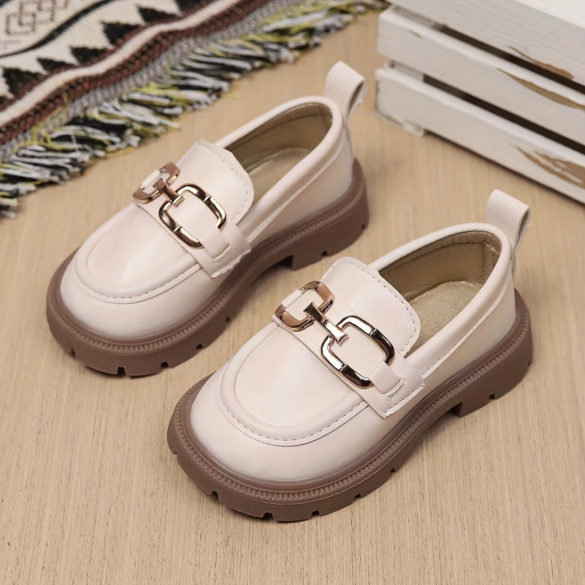 Lazy one-step-on girls' shoes with a thick sole in a new trendy Le Fu style, perfect for casual fashion.