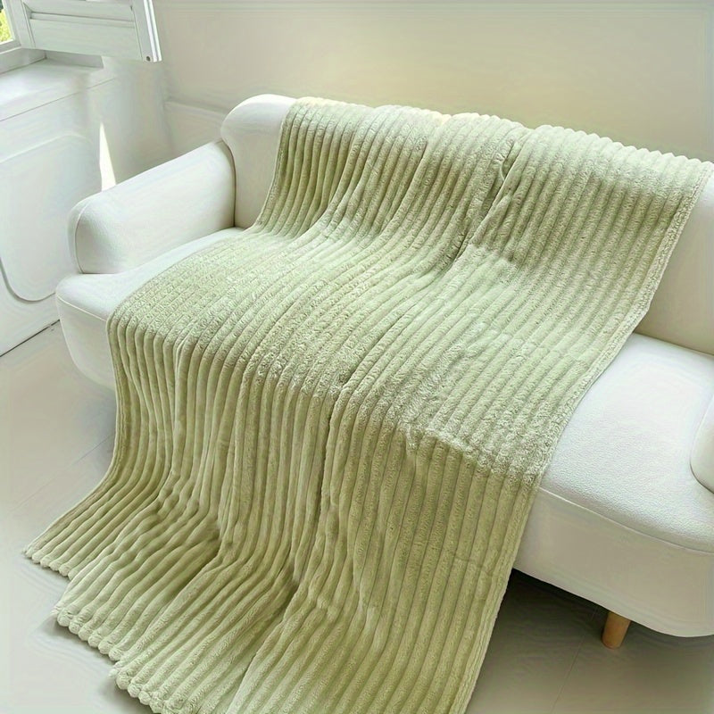 Soft and fluffy flannel blanket in solid color, perfect for snuggling on the sofa or taking a nap. 1 piece included.