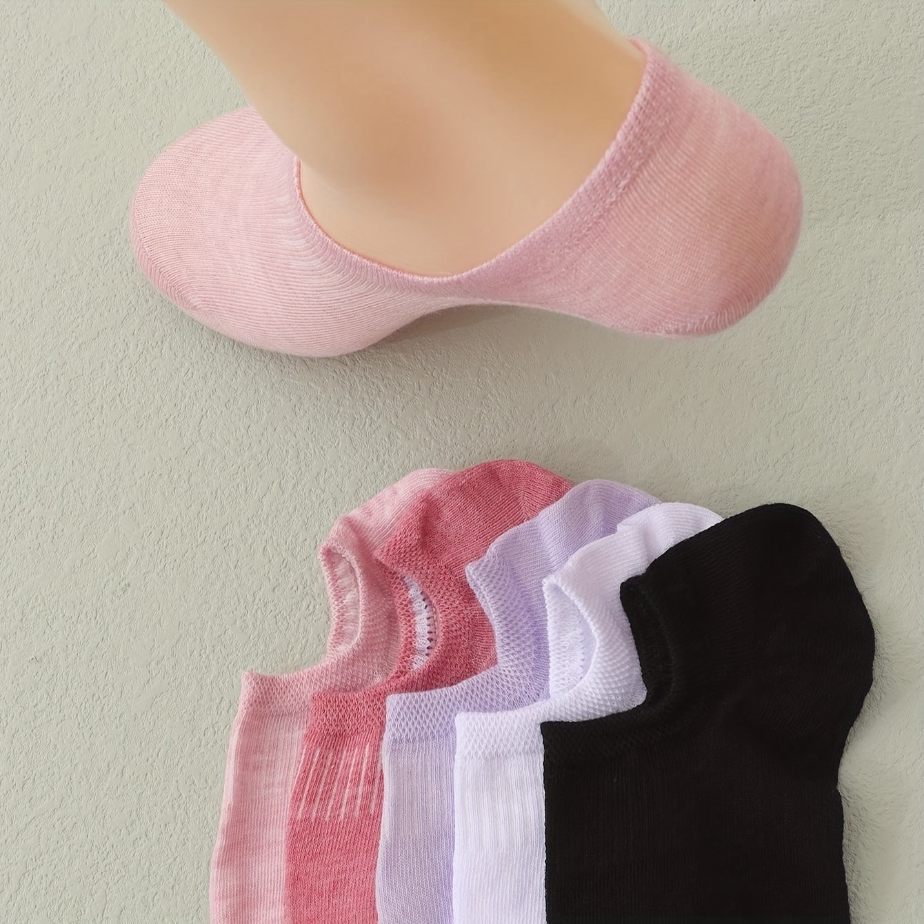 10 pairs of women's breathable ankle socks in mixed colors, made of a blend of polyester and elastane. Designed for comfort and sweat absorption, with an elegant and casual style perfect