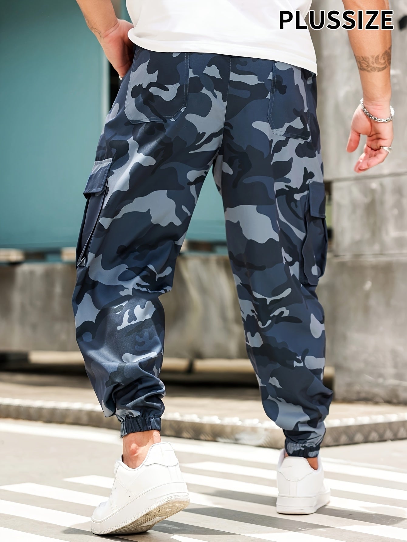 Men's camouflaged cargo pants with drawstring and multiple pockets, ideal for sports and daily wear.