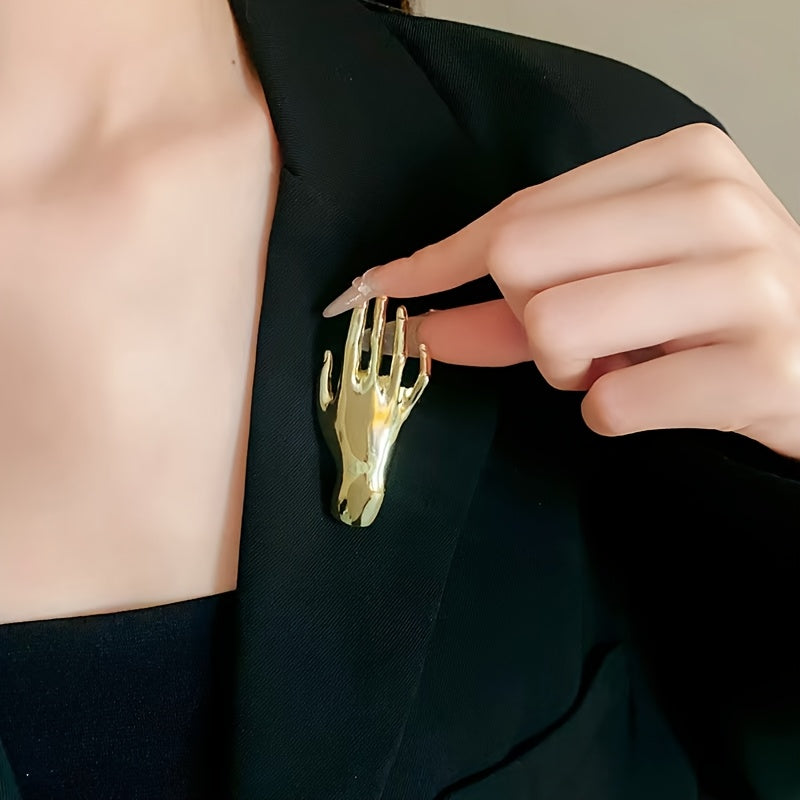 The opulent and specific design of the Golden Palm chest pin gives off a luxurious vibe when worn with a coat or suit as an accessory.