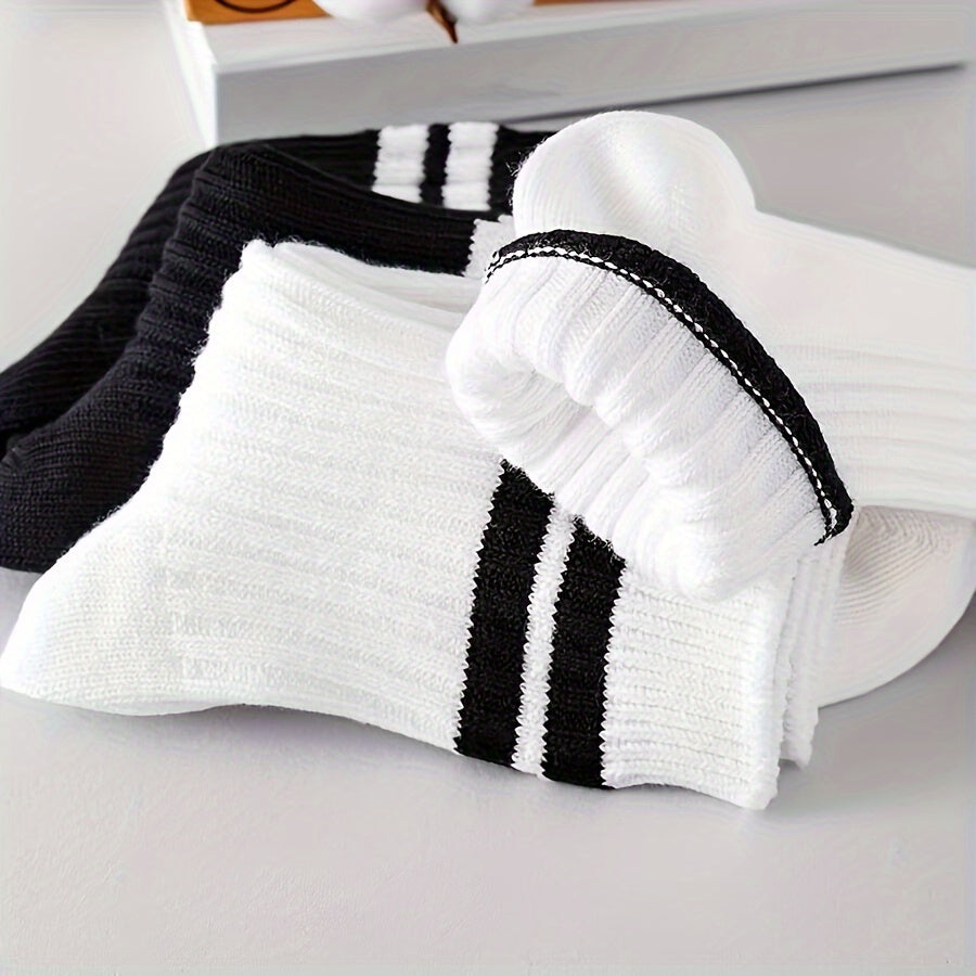 7 pairs of black and white thick mid-length socks for comfortable and breathable wear in autumn and winter.