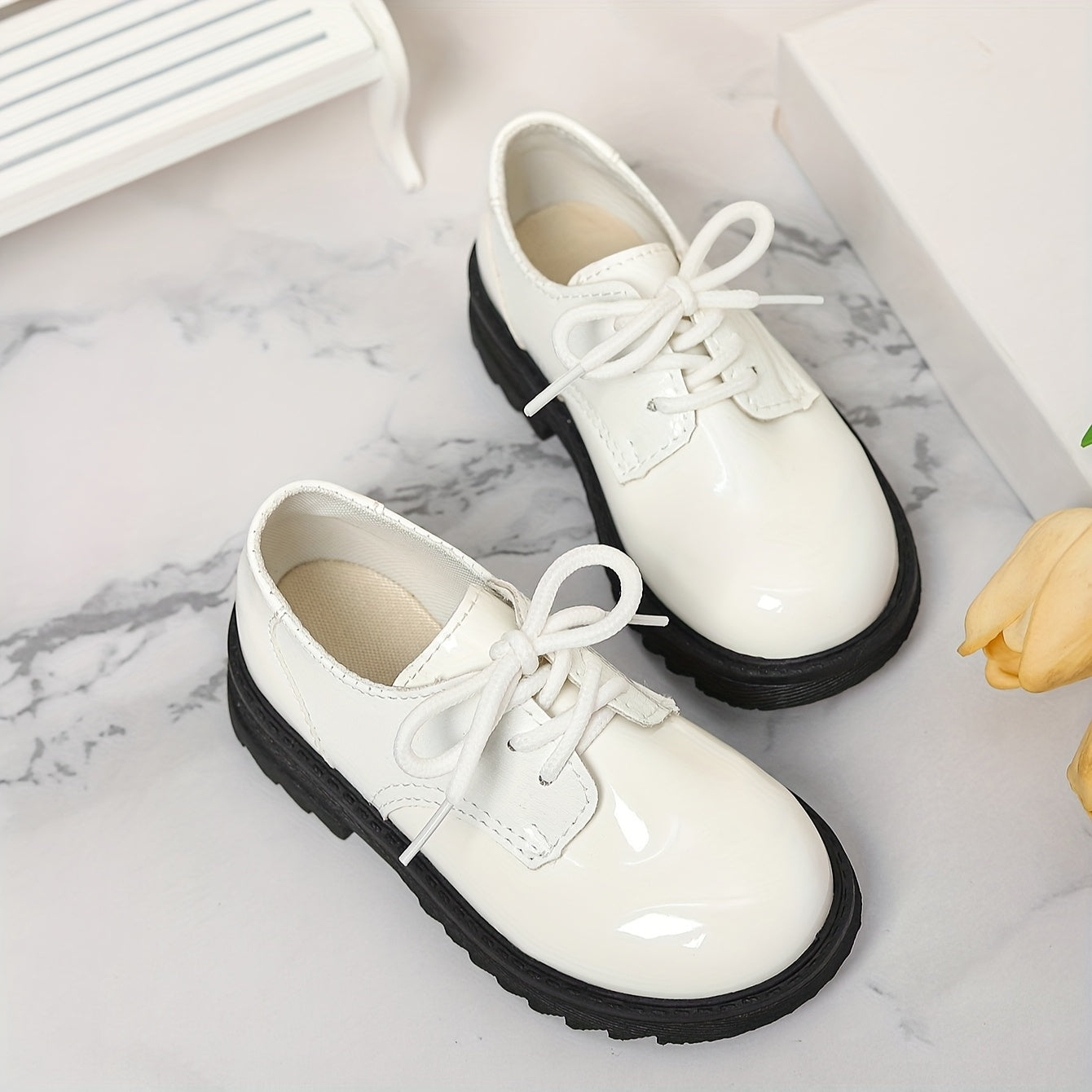 New flat shoes for boys suitable for all seasons. Stylish and comfortable for spring and autumn, ideal for school.