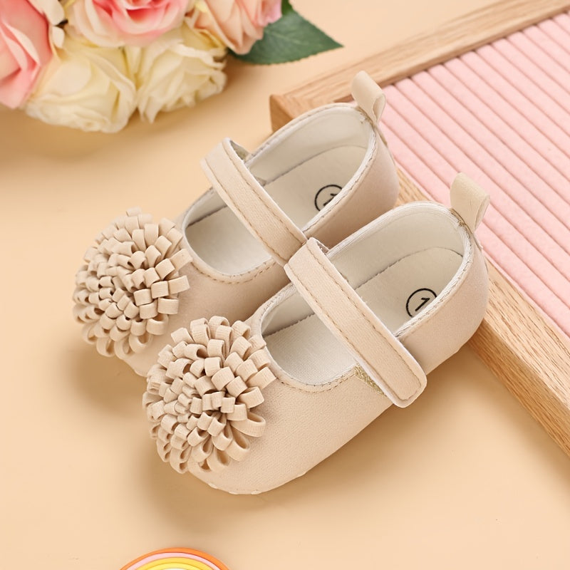 Girls' spring and autumn shoes for ages 0-1 with cute flower decorations and soft soles for comfortable first steps.