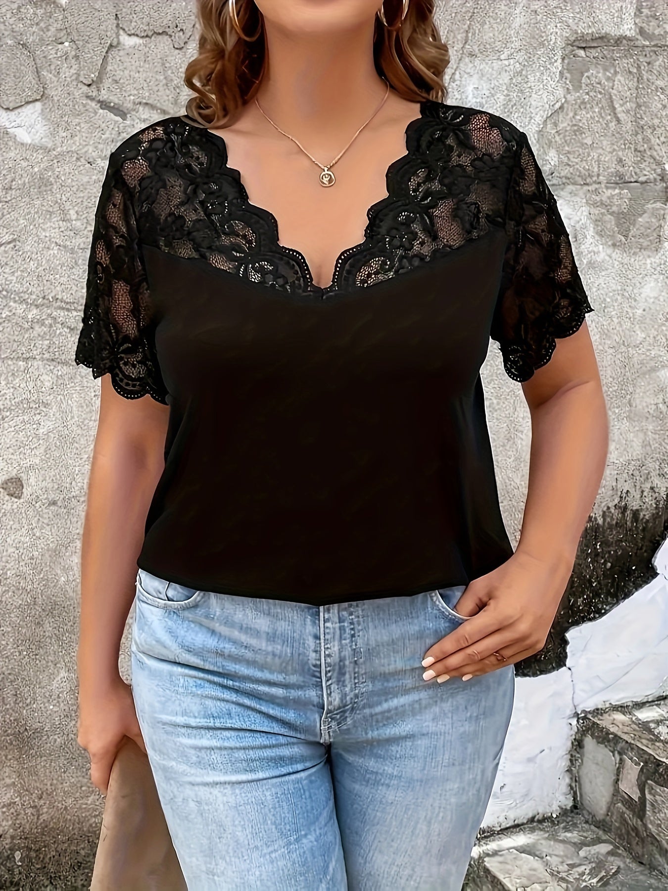 Scallop trim V neck short sleeve T-shirt with lace stitching for plus size women.