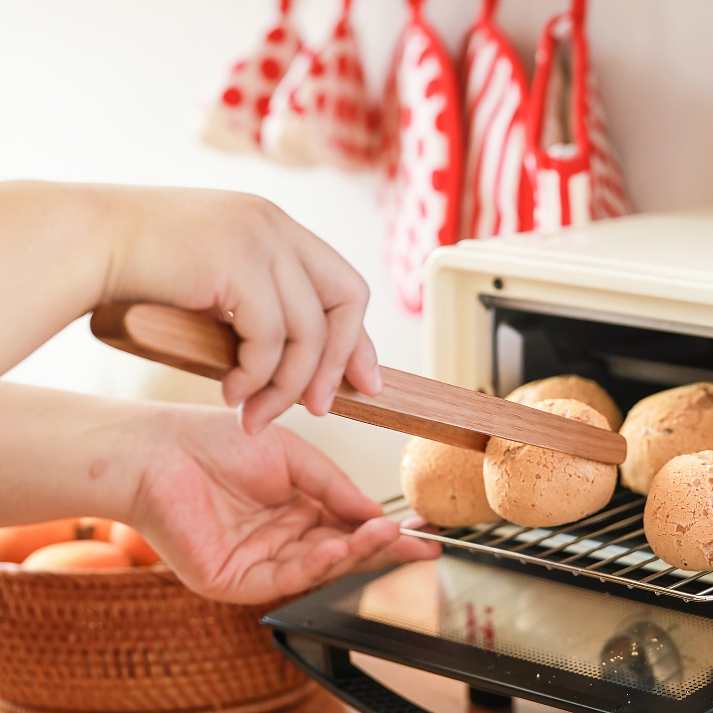 1 piece of durable wooden tongs, perfect for grilling steak and serving food at high temperatures.