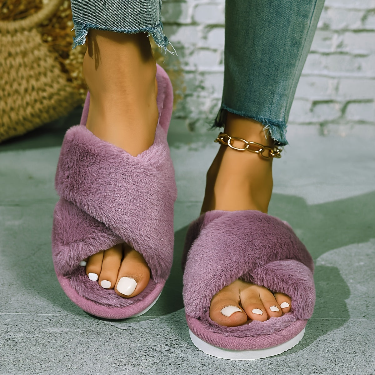 Women's furry slippers with anti-slip thick soles for indoor and outdoor wear in autumn and winter.