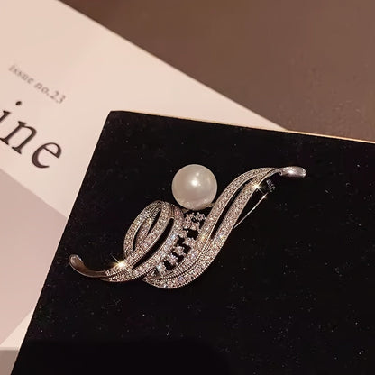 Luxurious Fashion Pin for Suit and Dress Embellishments, featuring an Elegant Alloy Brooch adorned with Sparkling Rhinestones, a Pearl Accent, and an Irregular Swirl Design.