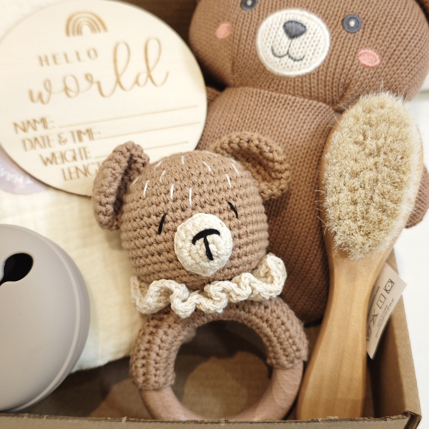 MOVEBO has designed a thoughtful Newborn Baby Gift Set, perfect for welcoming a new little one. Included in this set is a cozy blanket, a cute rattle, a soothing teether, a gentle hair brush, all packaged in an adorable Keepsake Basket. This set is