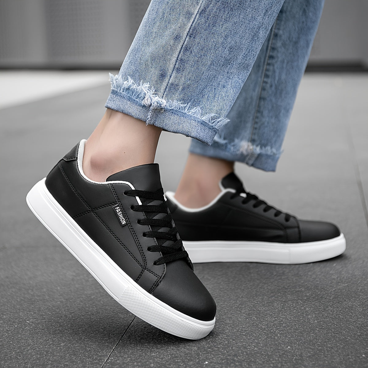 Men's lace-up low top skateboard shoes for outdoor walking, hiking, and casual street wear, suitable for all seasons with non-slip features.