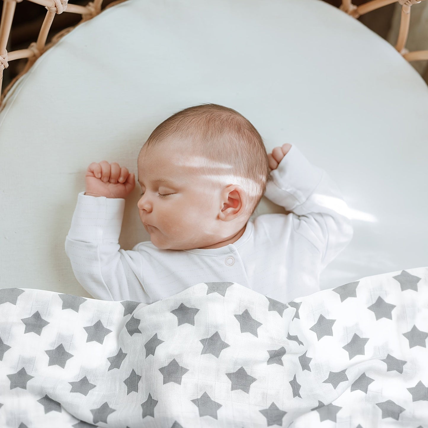 Six pieces of receiving blankets made from cotton muslin, designed to be breathable, soft, and thin for maximum comfort. These absorbent covers are perfect for keeping your baby cozy and dry.