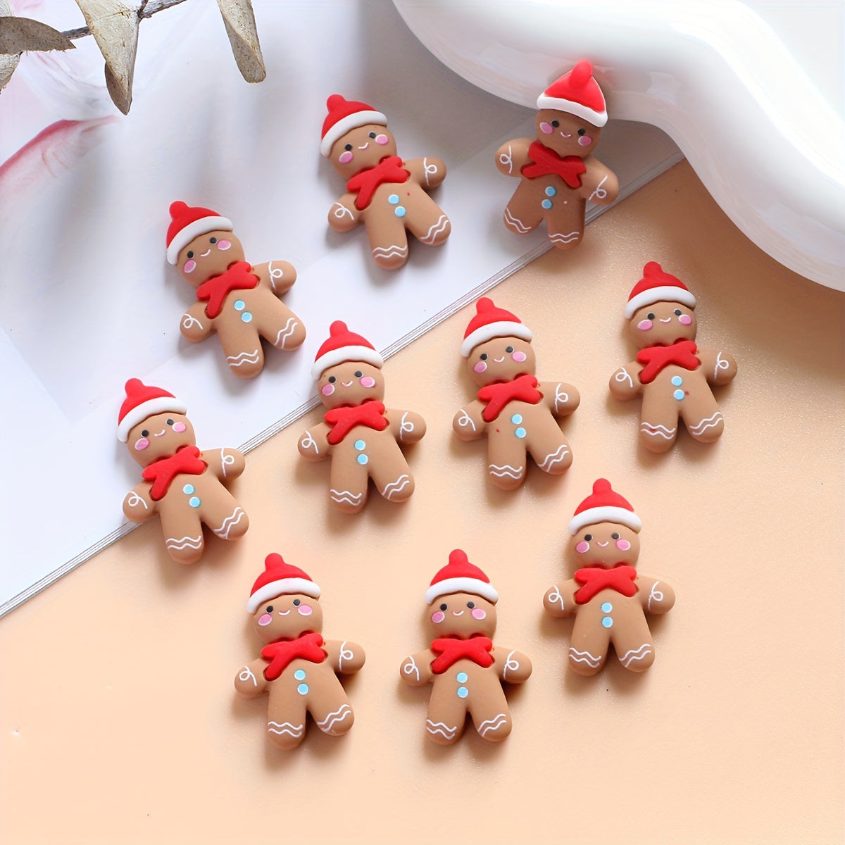 Set of 10 Christmas gingerbread ornaments for DIY crafts and decoration, ideal for Christmas.