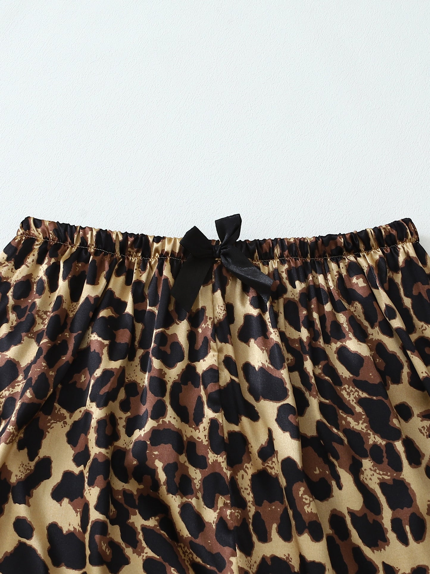 Leopard print pajama set for teenage girls, loose-fitting with long sleeves and lapel tops, soft and comfortable for year-round wear.