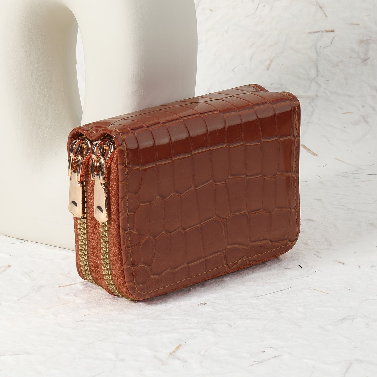 Women's crocodile pattern zipper wallet made of synthetic leather with double zipper, multi-card holder, available in green, white, pink, red, and black. Secure and stylish accessory.