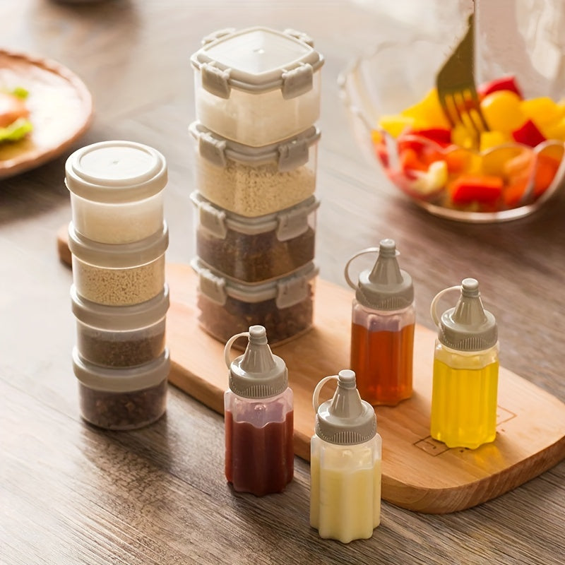 4 mini condiment bottles for portable use, perfect for BBQs and seasoning in the kitchen or outdoors. Made of PVC-free plastic.