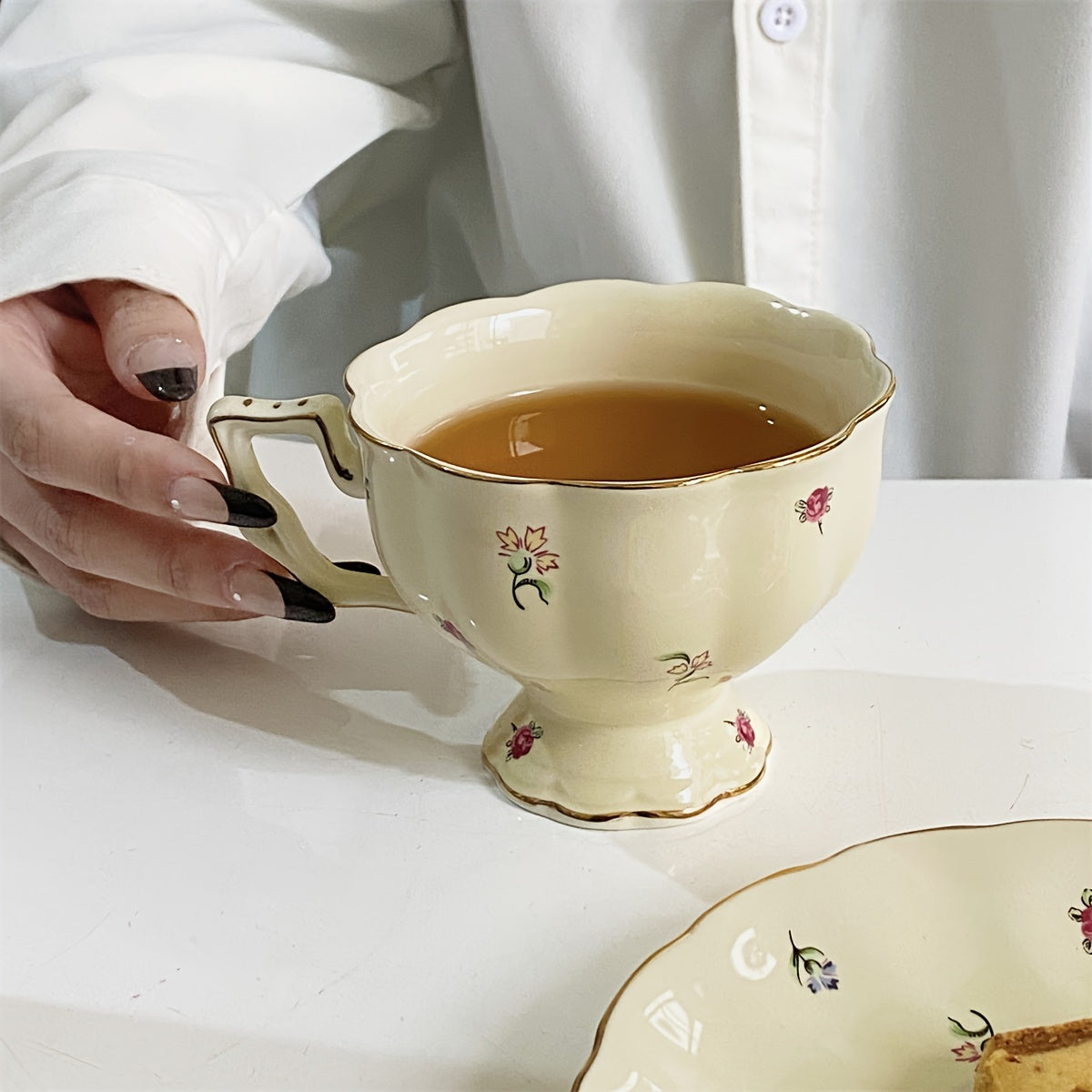 Floral ceramic cup and saucer tea set for light luxury coffee and afternoon tea.