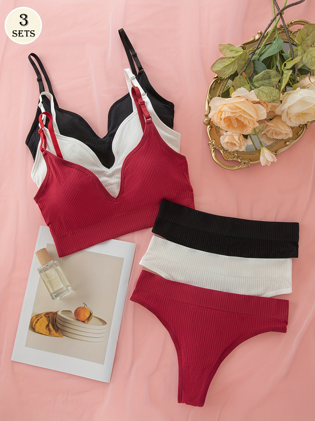 3-piece causal lingerie set with wireless cami bra and panties. Made of solid ribbed material for a push-up effect.