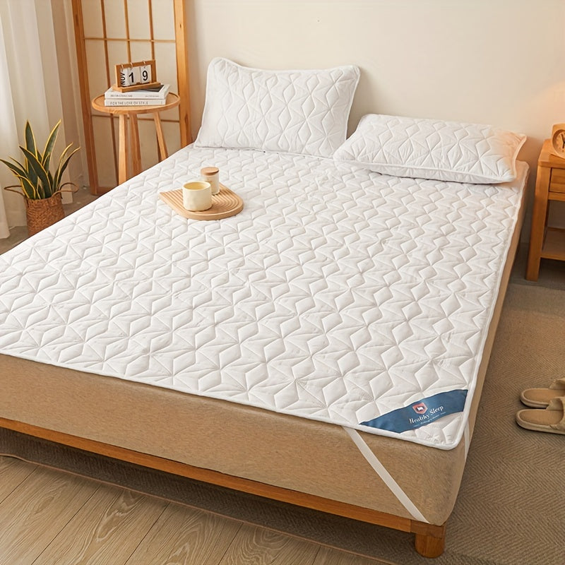 Waterproof mattress cover made of layers, providing soft cushioning to double bed mattresses. This bedspread offers protection against diaper leaks and stains in the household. It is thin, non-slip, and dust-proof, making it ideal for student dormitories.