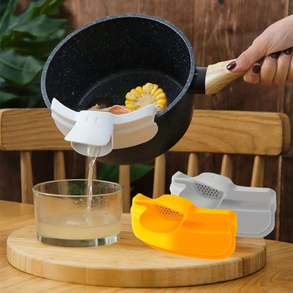 Silicone Pot Pouring Spout Clip - bu oziq-ovqat uchun mo'ljallangan, issiqlikka chidamli drenaj nozli, sho'rvalar va makaronlarni oson o'tkazish uchun mo'ljallangan. Ushbu mustahkam ushlashga ega oshxona gadjeti ovqat tayyorlashni osonlashtiradi.