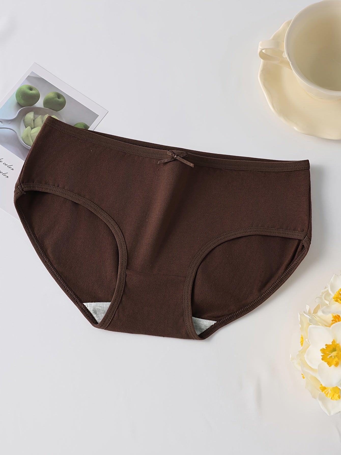 Seamless bow-decor briefs: Comfortable, breathable, and stretchy women's lingerie.