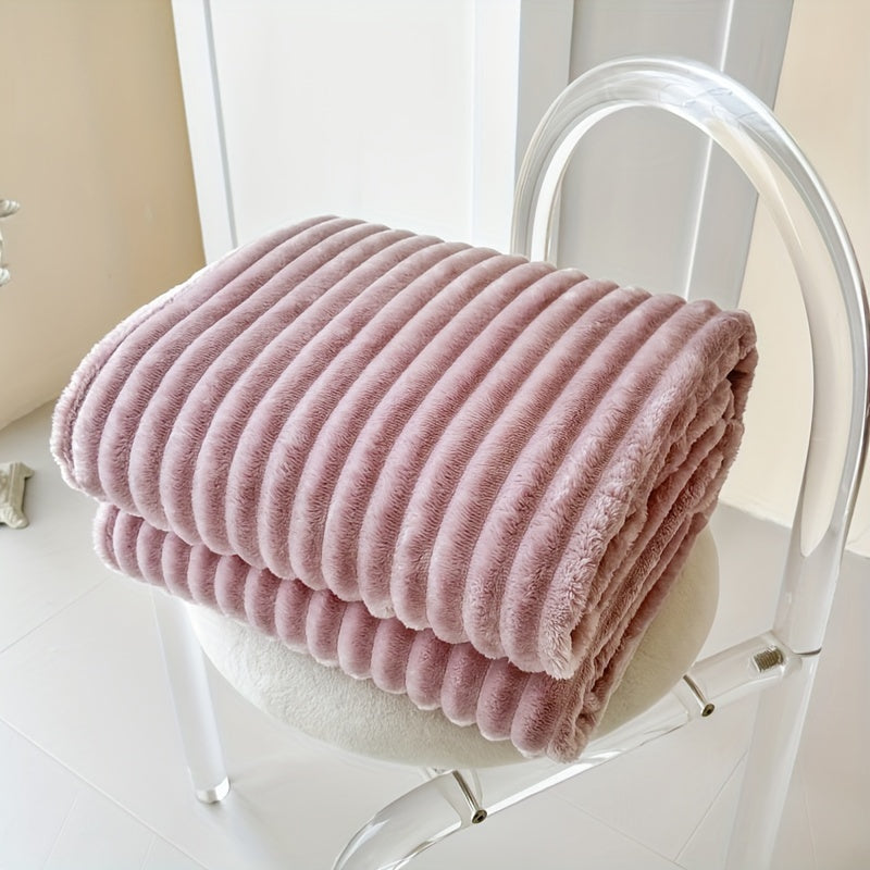 Soft and fluffy flannel blanket in solid color, perfect for snuggling on the sofa or taking a nap. 1 piece included.