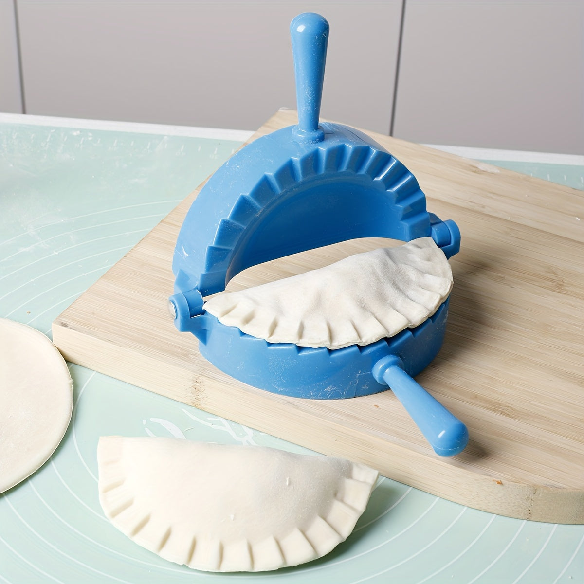 1 piece or 4 pieces of Dumpling Mold made of plastic. These manual Dumpling Makers also double as Dumpling Wrappers and Empanada Makers, making them versatile Kitchen Gadgets and Accessories.