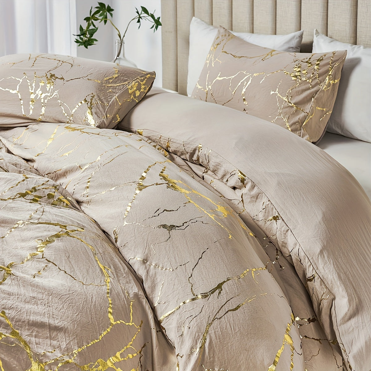 This American country style bedding set includes a duvet cover and 2 pillowcases featuring polyester marble with golden foil accents. It is available in Queen (228.6cm x 228.6cm) and King (259.08cm x 228.6cm) sizes.